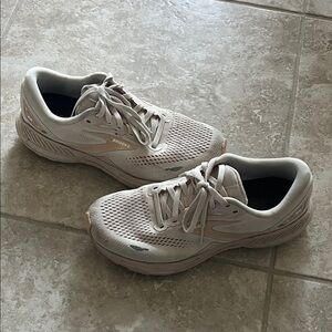 Brooks blush pink women Adrenaline size 9.5